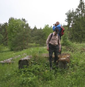 Oiva Hannukainen laskeutumassa Kilpolan koulun portailta keväällä 2012.