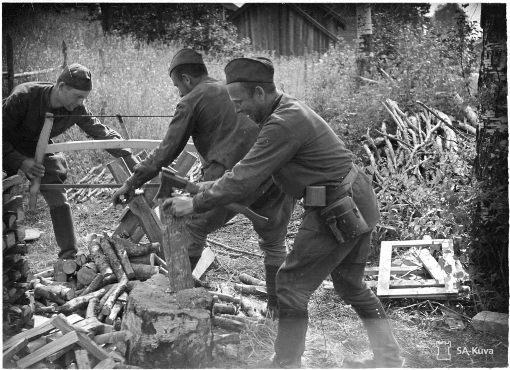 Venäläiset sotavangit työskentelivät suomalaisissa maataloissa, jolloin heidän olonsa olivat varsin vapaat. Yöksi tuli vartioituina palata leiriin. SA-kuva.