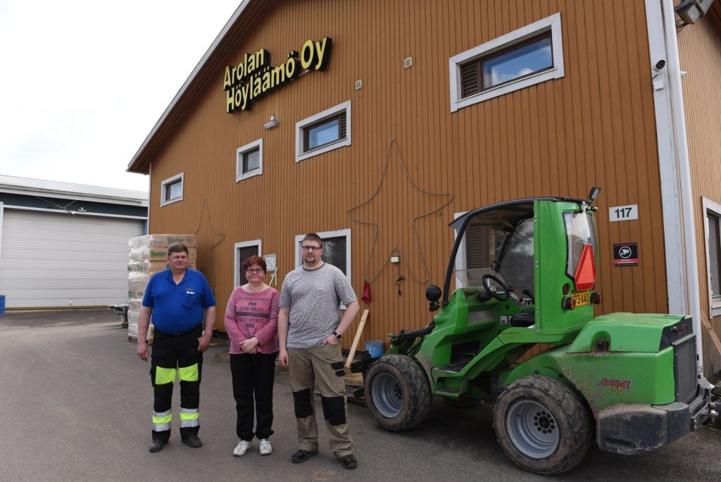 Markku (vas.) ja Kristiina Arola ovat siirtämässä Vampulassa sijaitsevan Arolan Höyläämö Oy:n vetovastuuta perheen vanhimmalle pojalle Pekka Arolalle.