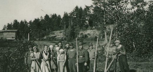 Hamusenmäellä syyskuu 1941. Kurkijokelaisessa 25.2.2011 oli kuvateksti: ”Kuvassa Tyyne Kojo, Martta Hamunen, Lyyli, Siiri ja Mirjam Heinonen, Johannes Heinonen, Israel Kojo ja lisäksi sotilaita.”