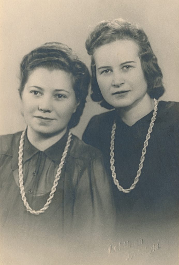 Valokuvaamossa otettu kuva äidistäni ja ystävästään Tyyne Sinkkosesta on jatkosodan ajalta ja otettu Jyväskylässä. 
