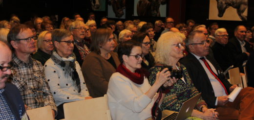 Karjala-seminaarin yleisöä.