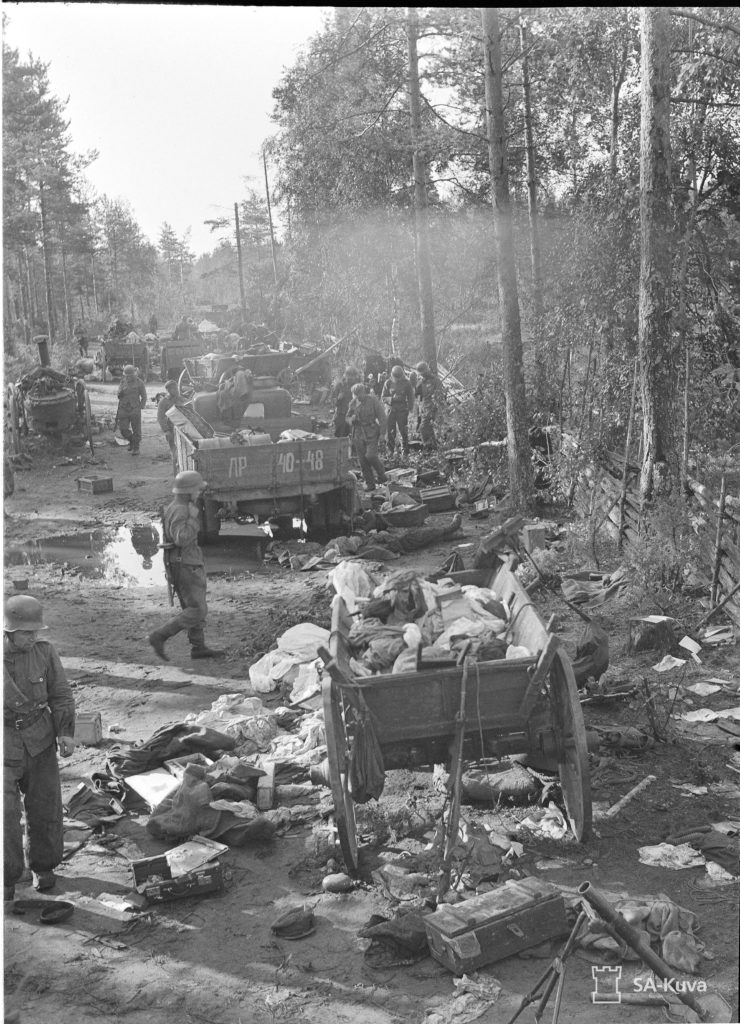 Tyrjä taistelujen jälkeen, vallattua kalustoa 4.8.1941. SA-kuva