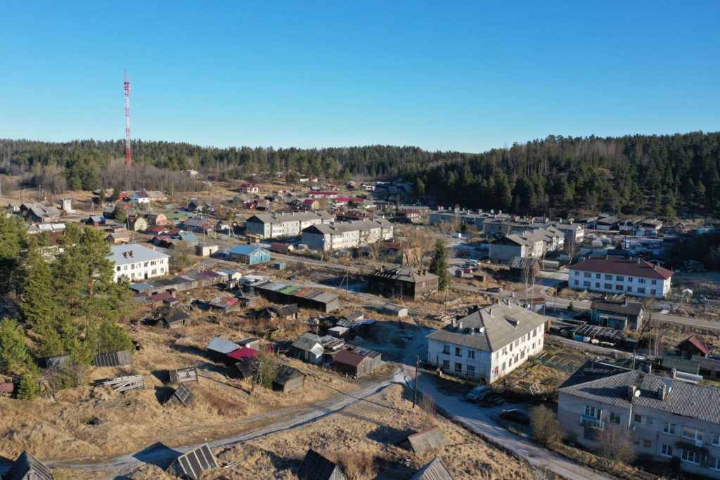 Kurkijoen keskustaa, vasemmalla taustalla joitakin vanhoja suomalaistaloja, maston paikalla sijaitsi ortodoksikirkko.