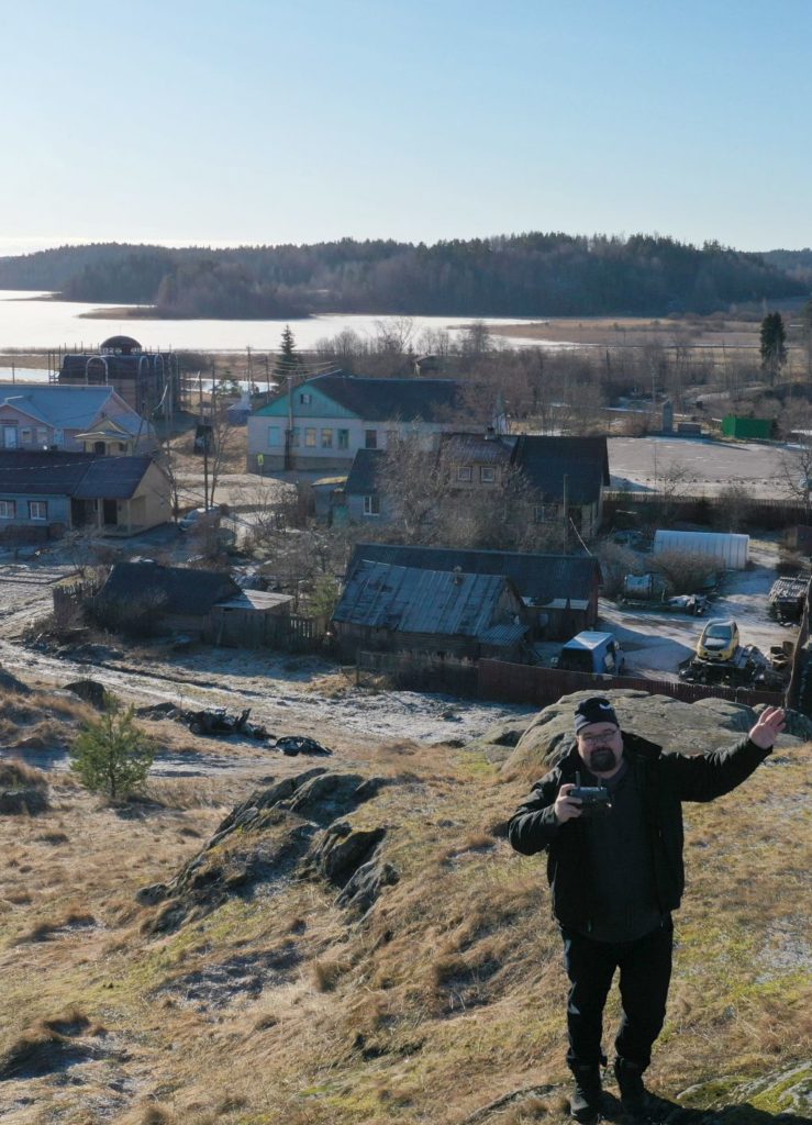 Antti Laukkanen lennättää dronea kuvaten Lopotin maisemia Säkinmäeltä.