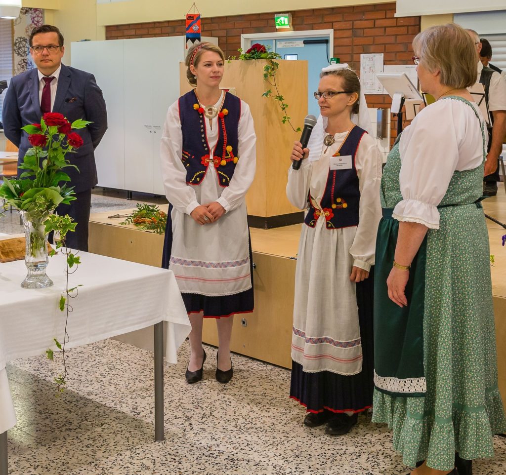 Hiitola juhlan juontajana haastattelemassa Kästyökorin Pia Ketolaa (2. oik.) ja Pirjo Kopraa (1. oik.) Kuvassa myös Kimmo Collander.