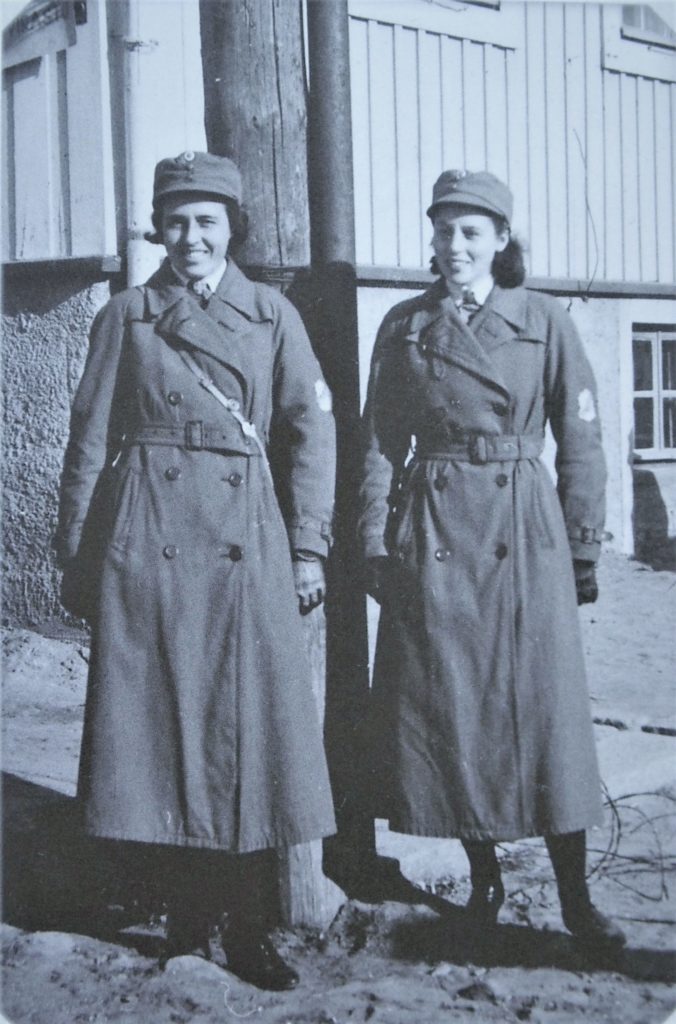 Lotat Göta Helenius ja Marie-Louse Molander kevyissä päällystakeissa eli sademantteleissa syyskuussa 1941.