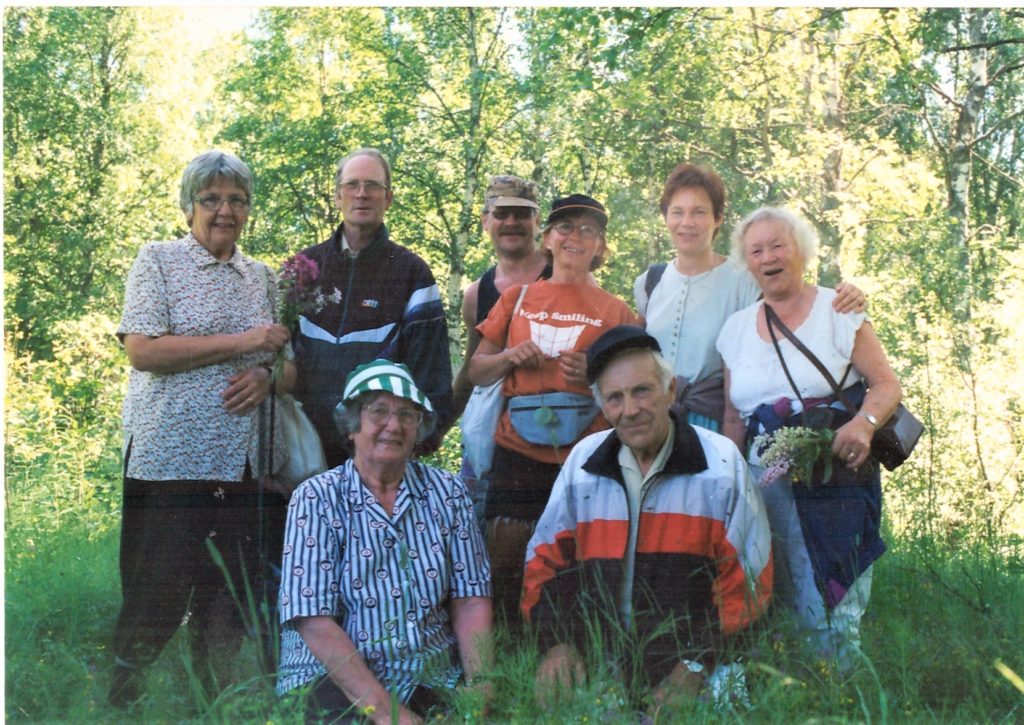 Kotiseuturetkellä Kurkijoen Saareksen Koskuin metsittyneillä pelloilla joskus 1990-luvulla olivat mukana Anja ja Juhani Perko (takana vasemmalta), Seppo ja Tuija Heikinmaa, Helena ja Jukka Saarinen (otti kuvan), Helvi ja Eino Heikinmaa sekä Helenan täti Ella Sihvonen (edessä vas.)