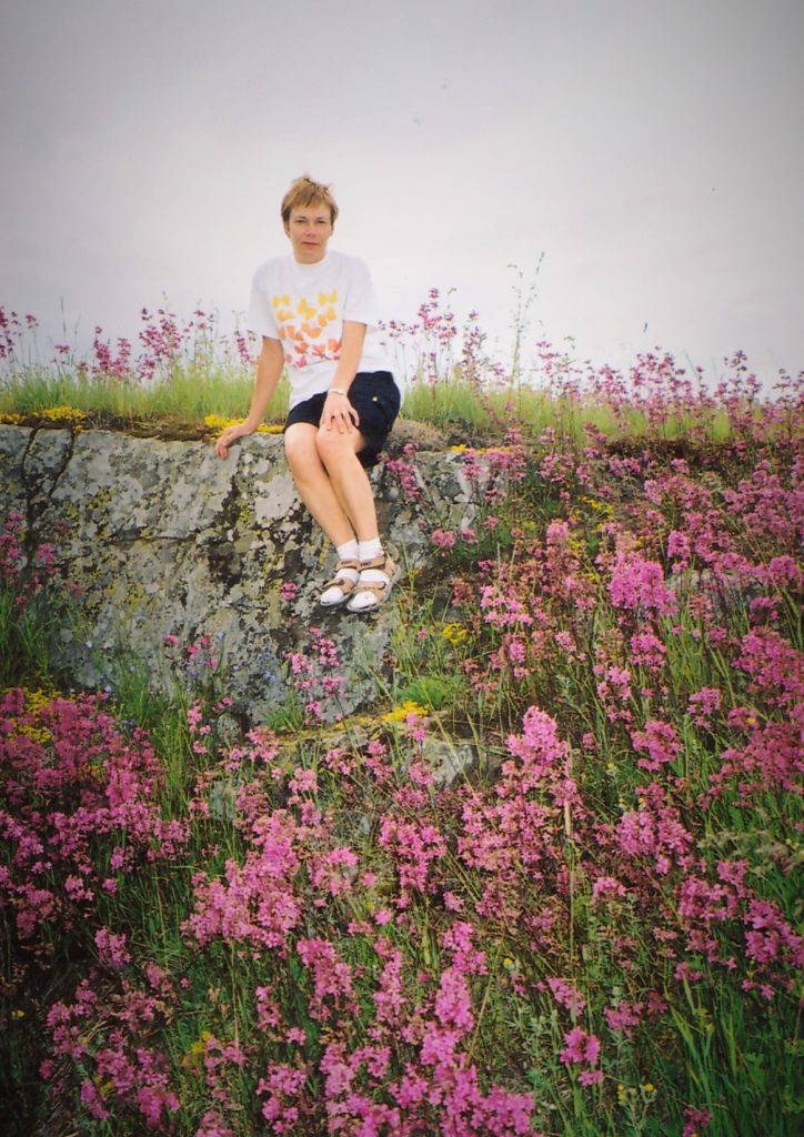 Ensimmäisellä kotiseuturetkellä vuonna 1991 Helena löysi äitinsä Helvin tervakukkia kasvavan kallioisen leikkipaikan Kurkijoen Mikrilästä.