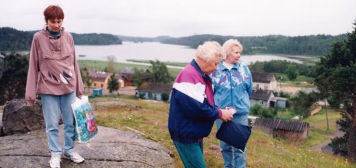 Kurkijoen Säkinmäeltä pääsi Helena äitinsä Helvin (etualalla) ja tätinsä Annikin kanssa ihastelemaan upeita Laatokalle avautuvia maisemia. Kuva 1990-luvulta.