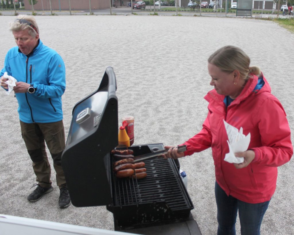 Makkarat paistuvat ja maistuvat kyykkäpelin lomassa kesällä 2019. Makkaran kuumuutta testaa Olli-Pekka Rastas. 