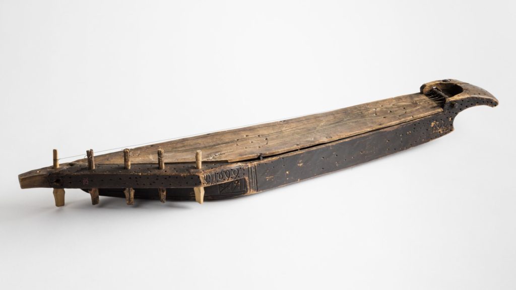 Kurkijoen alkuperäisestä kanteleesta löytyvät vuosiluvut 1698 ja 1699, se on 73,2 mm pitkä ja 10,8 cm leveä. finna.fi/kansallismuseo/kansantieteelliset kokoelmat