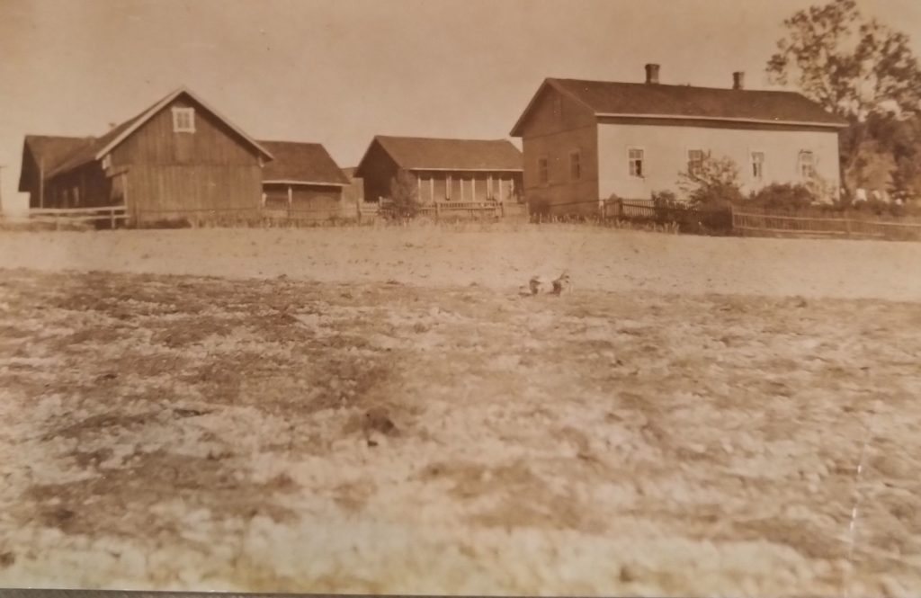 Albert Pajun ja Tyyne o.s. Veripään kotitalo Rummunsuolla. Albert oli syntynyt vuonna 1898, Tyyne vuonna 1906. Vasemmalta oikealle kuvassa näkyvät navetta, heinälato ja aitat, joihin naisväki muutti kesäksi nukkumaan. 