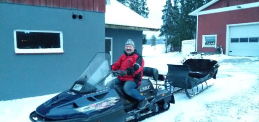 Yrjö Väisäsen kyläyhdistykselle lahjoittama reki pääsee tällaisina lumitalvina käyttöön. Reen takana näkyy edelleen teksti: Matti Väisänen, Aromäki. Kauhanojan kyläyhdistyksessä Ahokas on toiminut noin 30 vuotta, puheenjohtajana vajaat 10 vuotta.