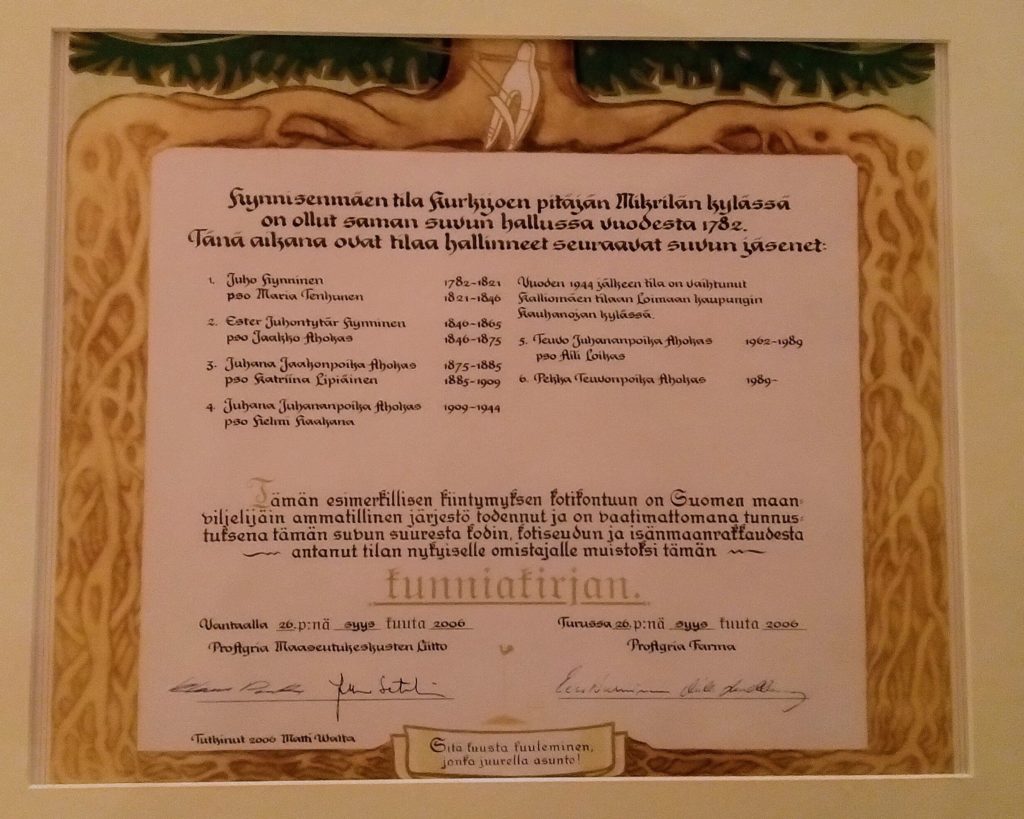 Sota ei katkaise oikeutta sukutilan arvoon. Pekka Ahokas otti vastuun kotitilasta vuonna 1990 ja sai 40-vuotiaana sukutilaviirin. Kunniakirja kertoo tästä katkeamattomasta maanviljelyketjusta.