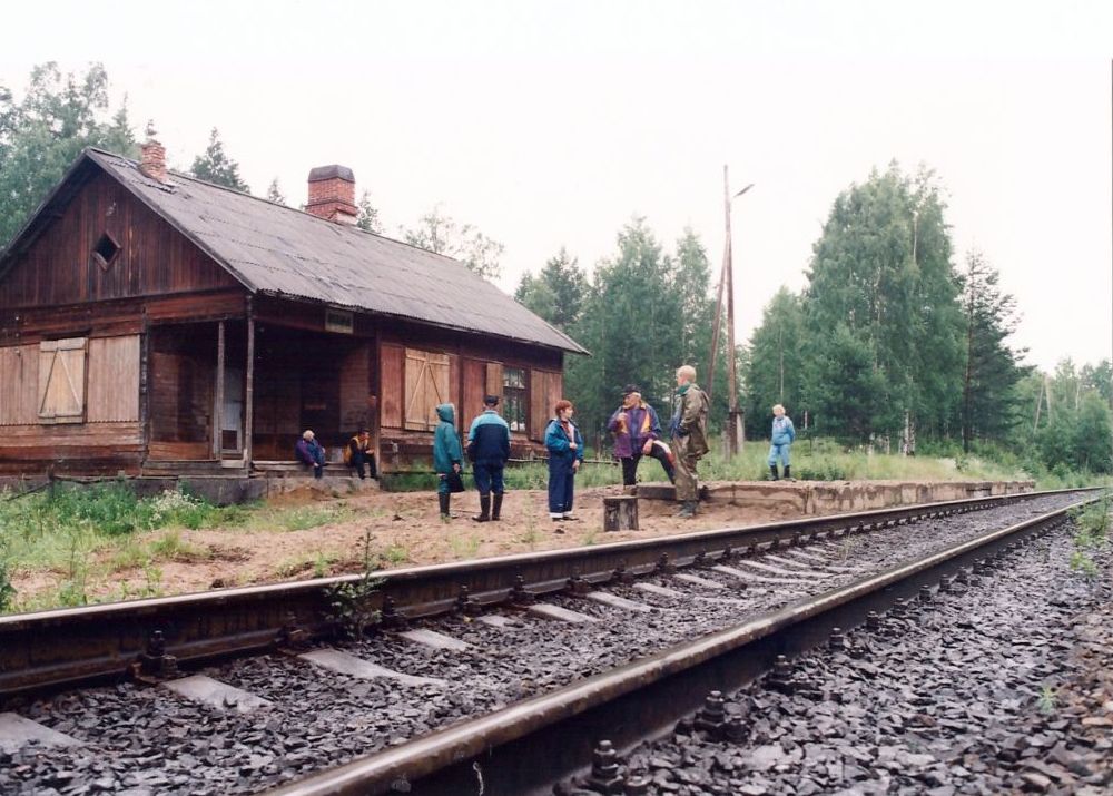 Akkaharjun asemalla Heikinmaan suvun kotiseuturetkellä 1990-luvun alussa. 