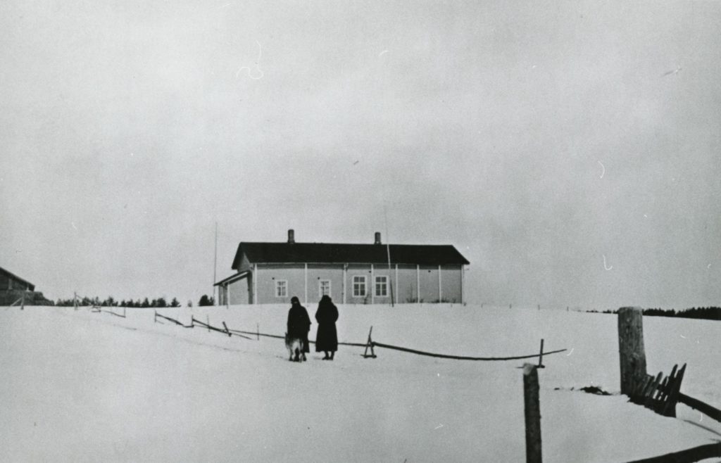 Saareksen kylän kansakoulu sijaitsi 122 metriä korkean mäen päällä. Kurkijoki-museon arkisto