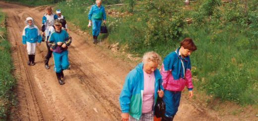 Saarekselle menevää tietä tarpomassa etualalla kirjoittaja Helena Saarinen(o.s. Heikinmaa) sekä hänen äitinsä Helvi Heikinmaa (o.s. Mäkikoski, Forsbacka).