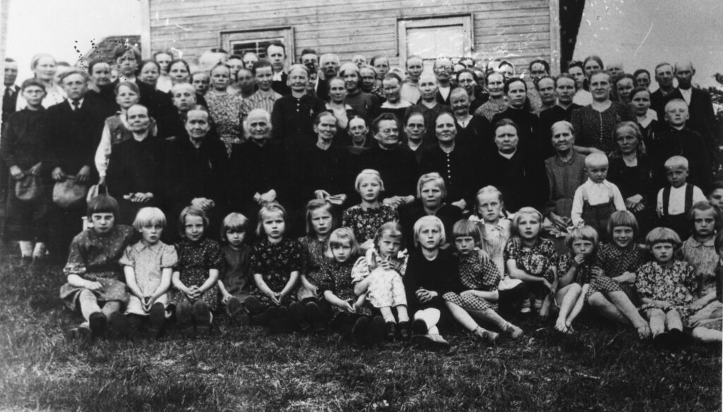 Äitienpäiväjuhlat kokosivat koko kylän väen, tässä Luhovaaran ja Räihävaaran kylien äitejä kokoontuneina äitienpäivän juhlaan vuonna 1943. Kurkijoki-museon arkisto